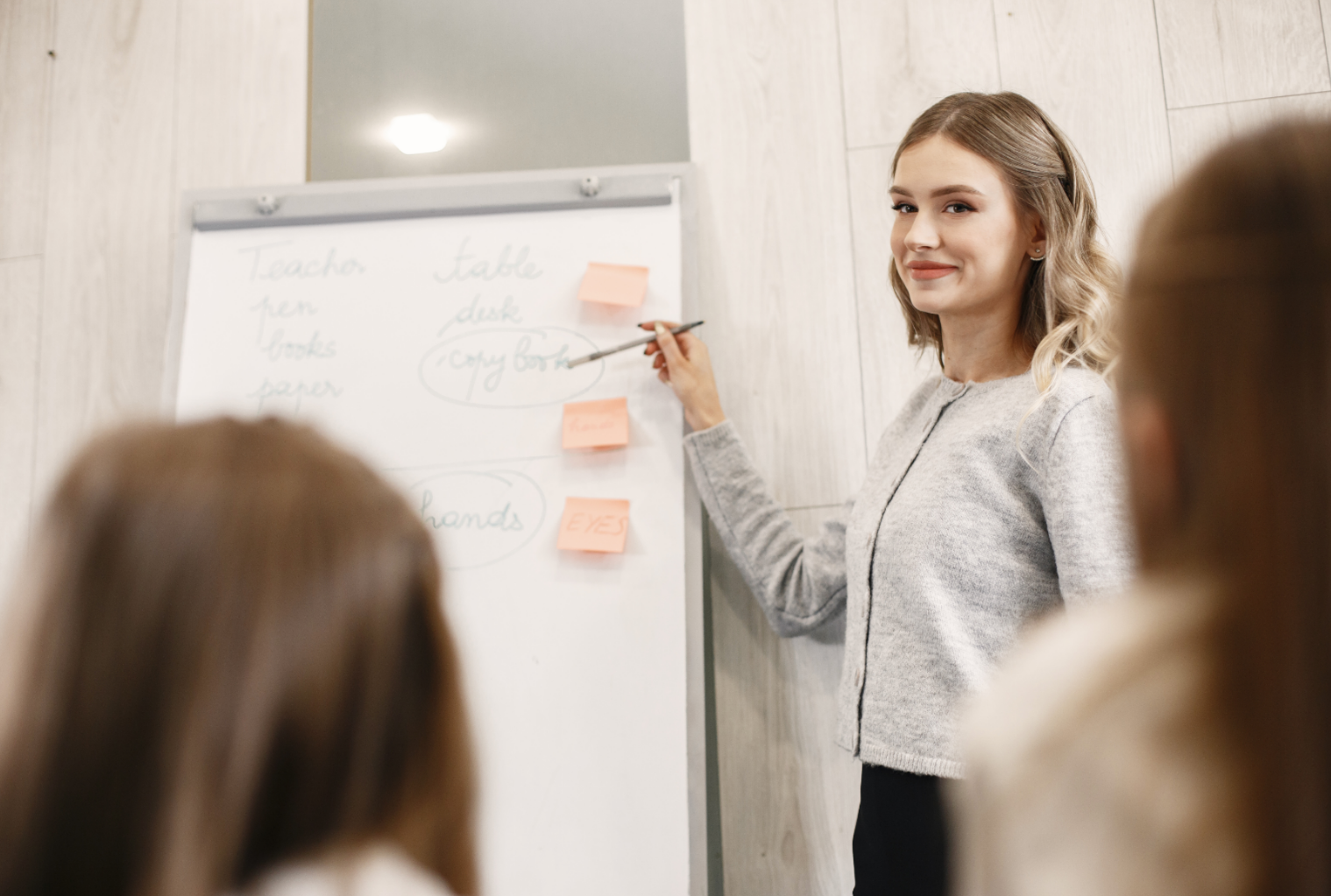 Frau an Flipchart